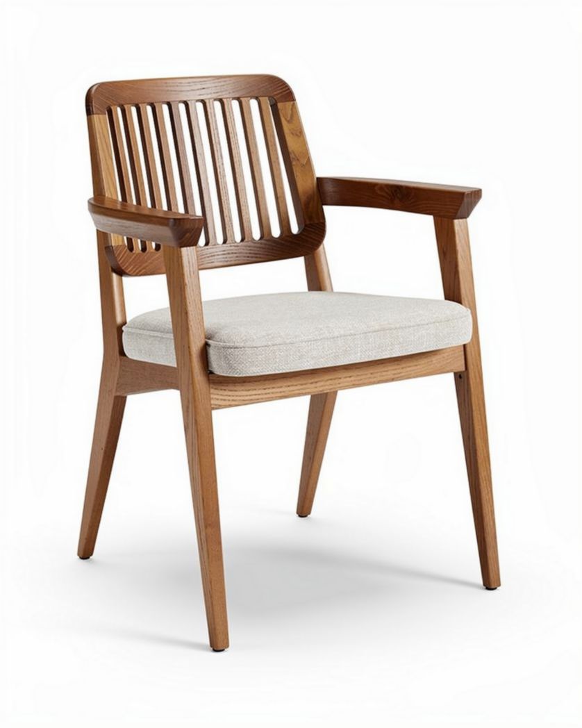 Houten eethoekstoel met lichte bekleding en afmetingen van 45 x 55 x 85cm